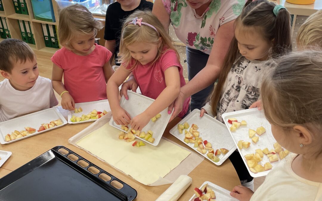 Medvídci pečou štrúdl