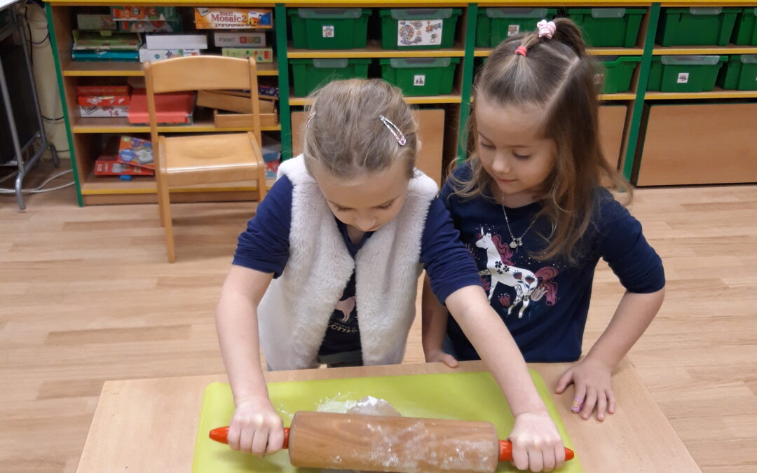 Medvídci pečou perníčky