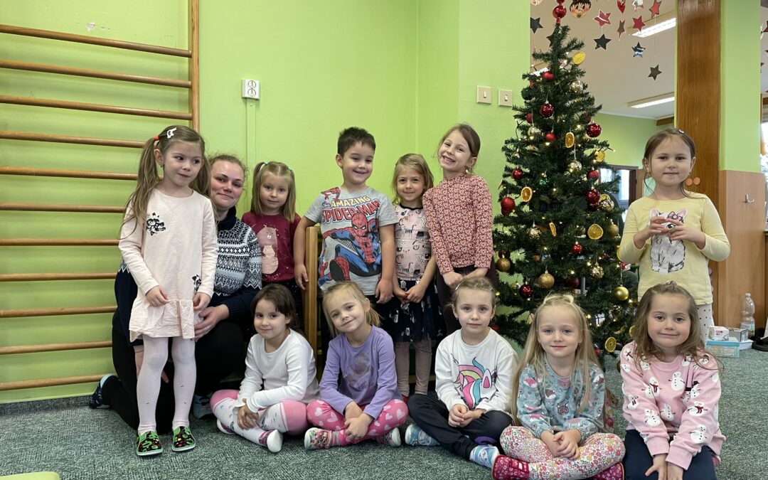 Medvídci zdobí stromeček 🎄🐻