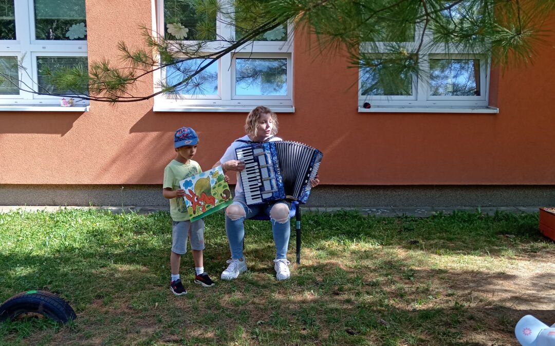 Koťátka a Myšičky si zpívají na zahradě