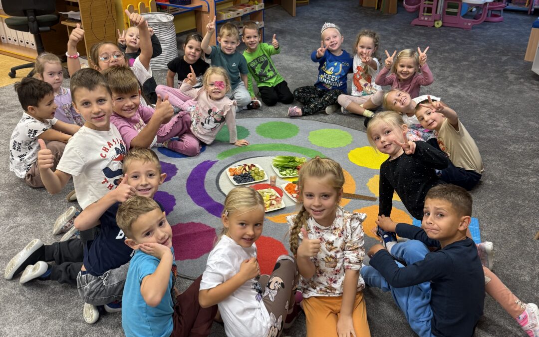 Koťátka ochutnávají a poznávají ovoce a zeleninu🍏🍒🥒