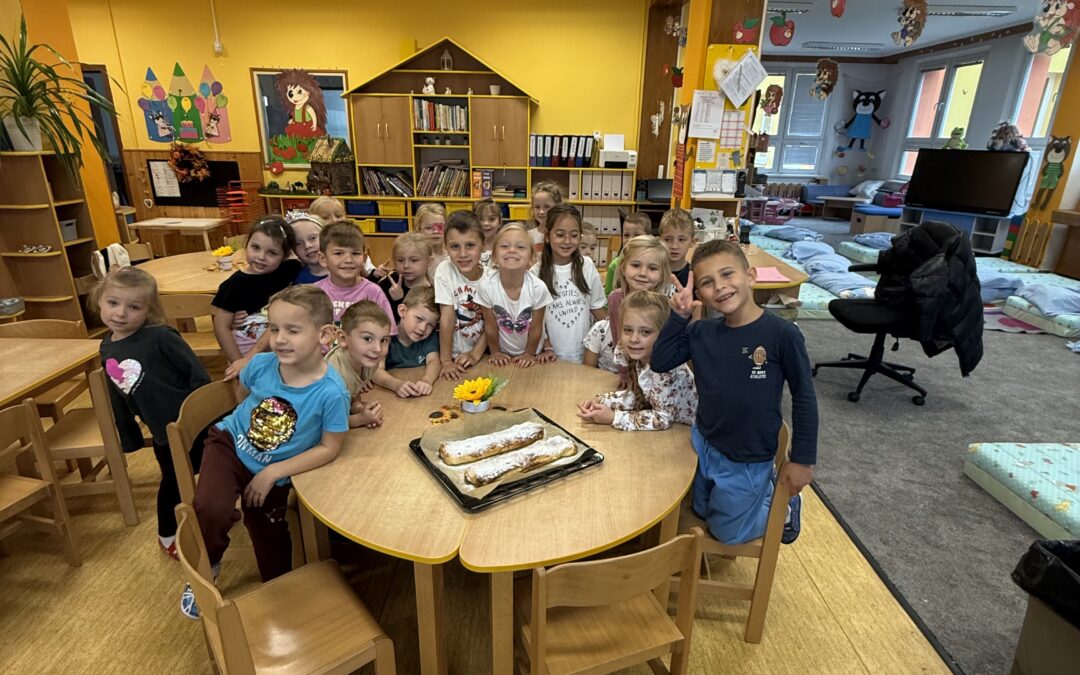 Koťátka pečou štrůdl 🍎😋