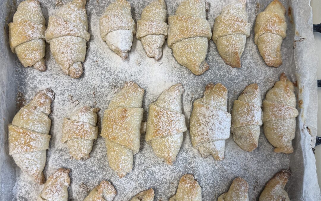 Koťátka pečou svatomartinské rohlíčky😊