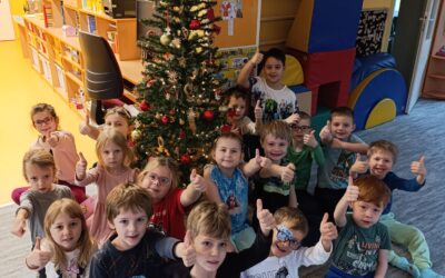 Krtečci zdobí stromeček