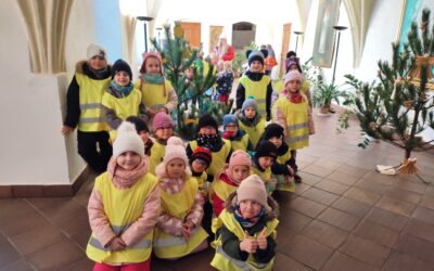 Krtečci zdobí stromeček v kostele