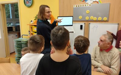 Krtečci tvoří pohádku se „čtecím“ dědečkem